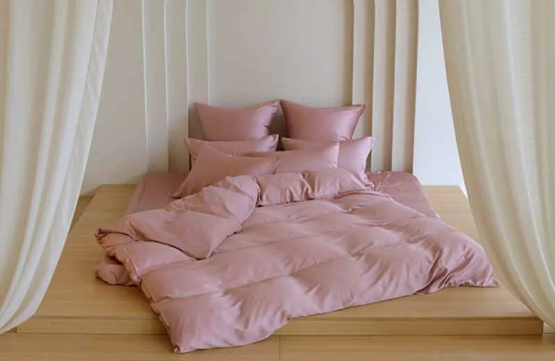 Постельное белье ROSE BRILLIANT GRASS на полу