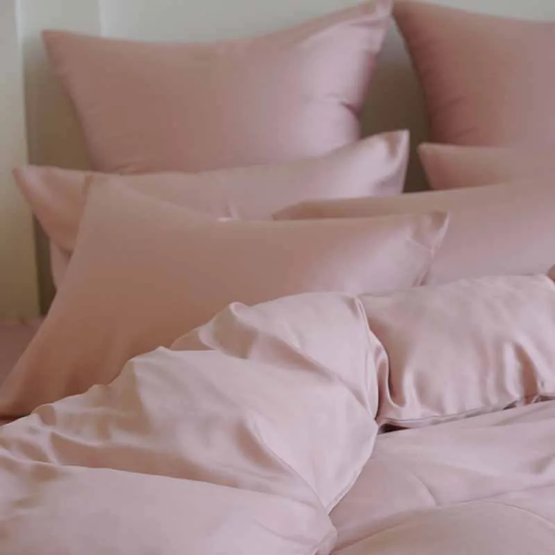 Постельное белье ROSE BRILLIANT GRASS на кровати