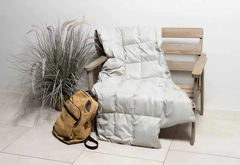 Плед пуховый Travel Plaid Grass серый купить дорожный плед