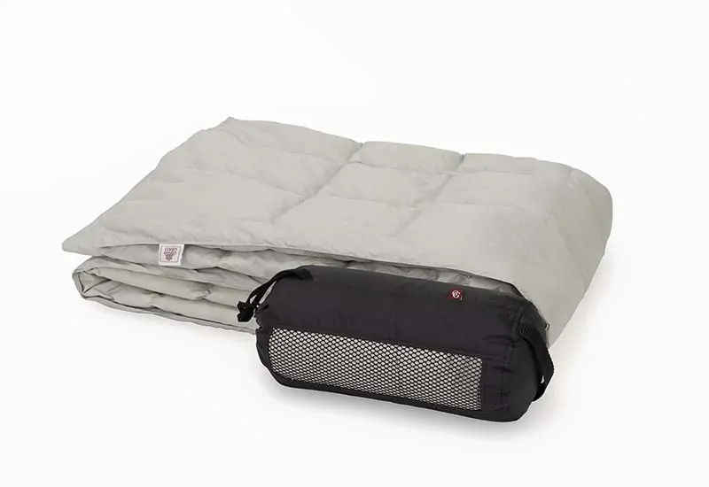 Плед пуховый Travel Plaid Grass серый купить дорожный плед 4