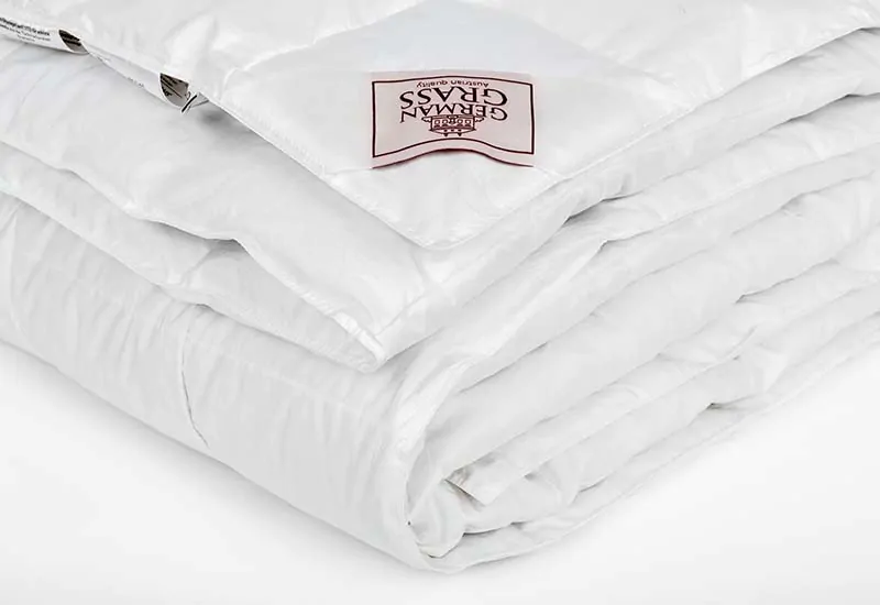 Одеяло пуховое коллекция SILVER DOWN GRASS легкое на кровати угол